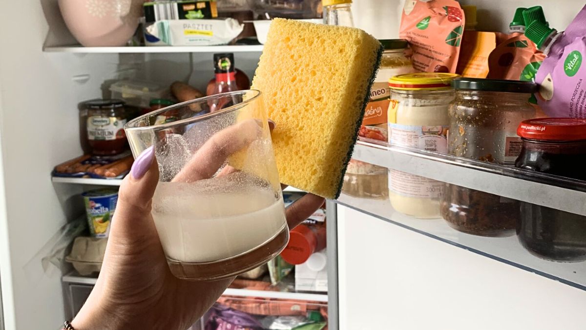 Jak umyć lodówkę? Zrób domowe mleczko czyszczące