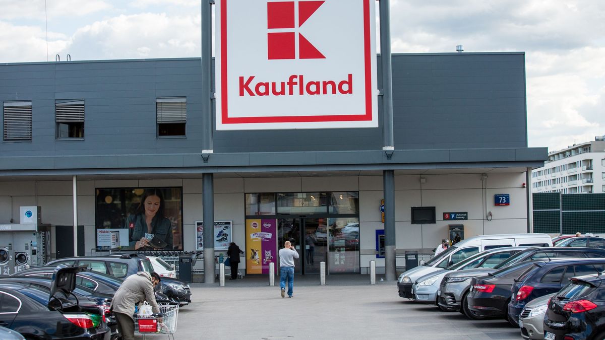 Kaufland mógłby otworzyć sklepy w niedziele, ale wstrzymuje się z taką decyzją.