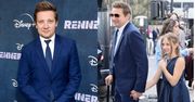 Jeremy Renner pozuje o lasce na premierze PIERWSZY RAZ od czasu wypadku! Towarzyszyła mu 10-letnia córka (ZDJĘCIA)