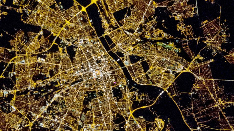 Warszawa nocą sfotografowana z kosmosu zwykłą lustrzanką 1
