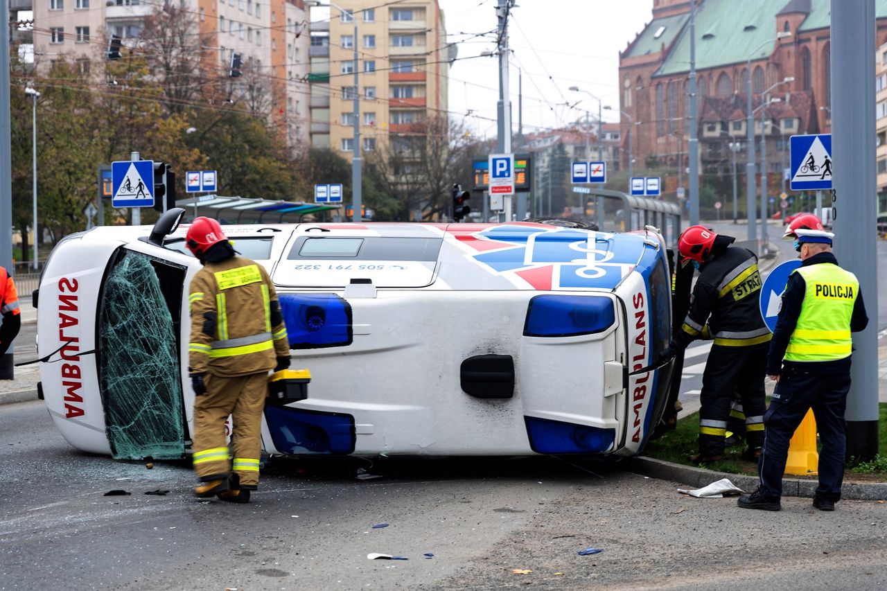 Szczecin. Zderzenie karetki z samochodem osobowym
