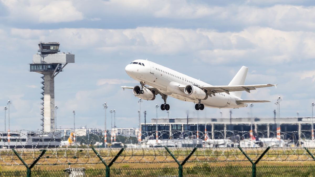 Na lotnisku Berlin-Brandenburg wylądował samolot z uchodźcami.