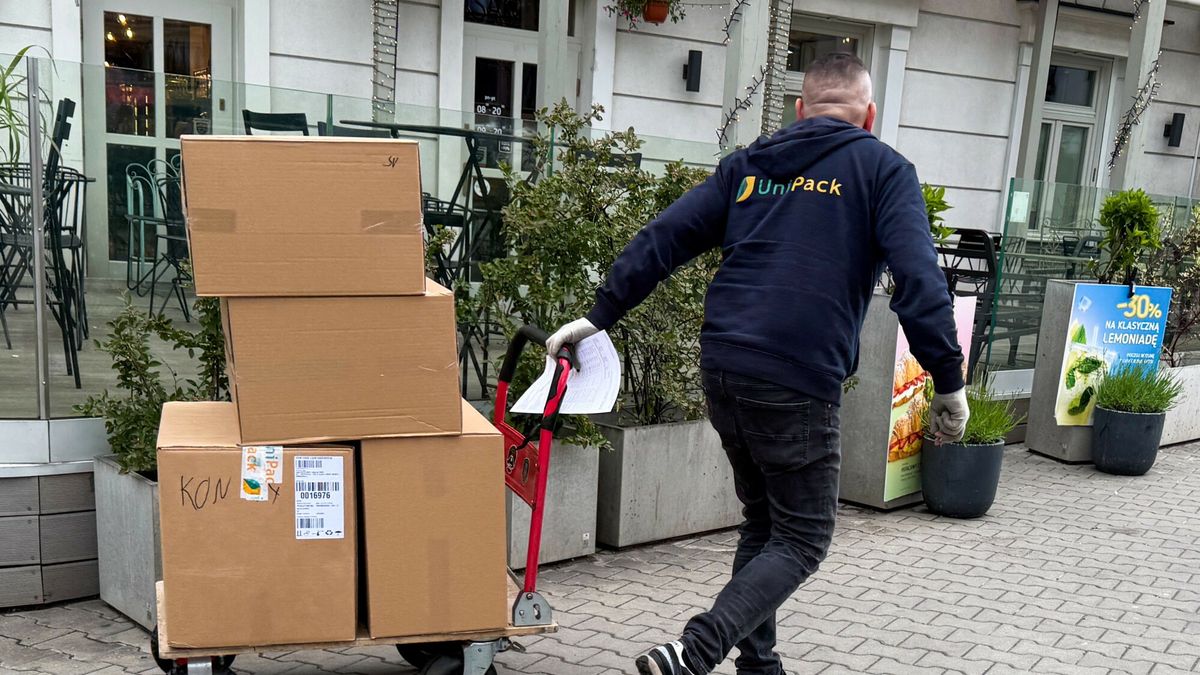 Wojtek Laski - r�?ne 2
Fot. Wojtek Laski/East News Warszawa, 16.05.2025. Doreczyciel przesylek kurierskich z paczkami na wozku.
Wojtek Laski