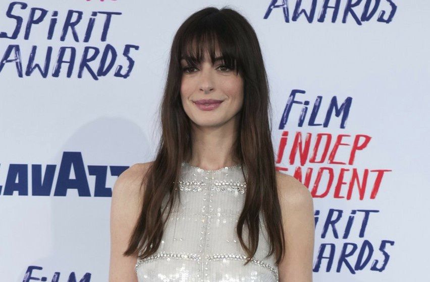 Anne Hathaway w subtelnym makijażu i fryzurze w stylu "Diabeł ubiera się u Prady" 