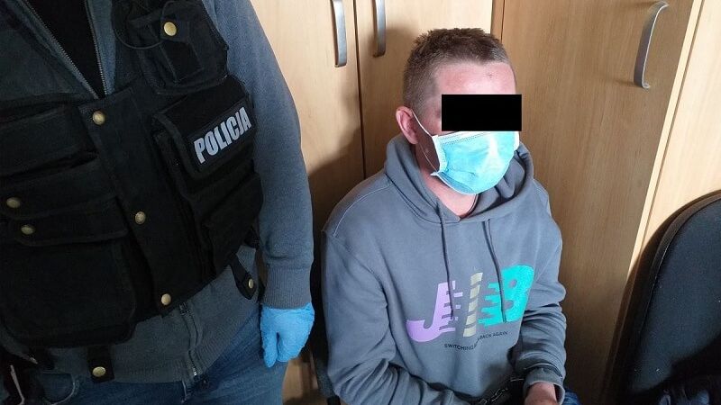 Fałszywy policjant w rękach policji