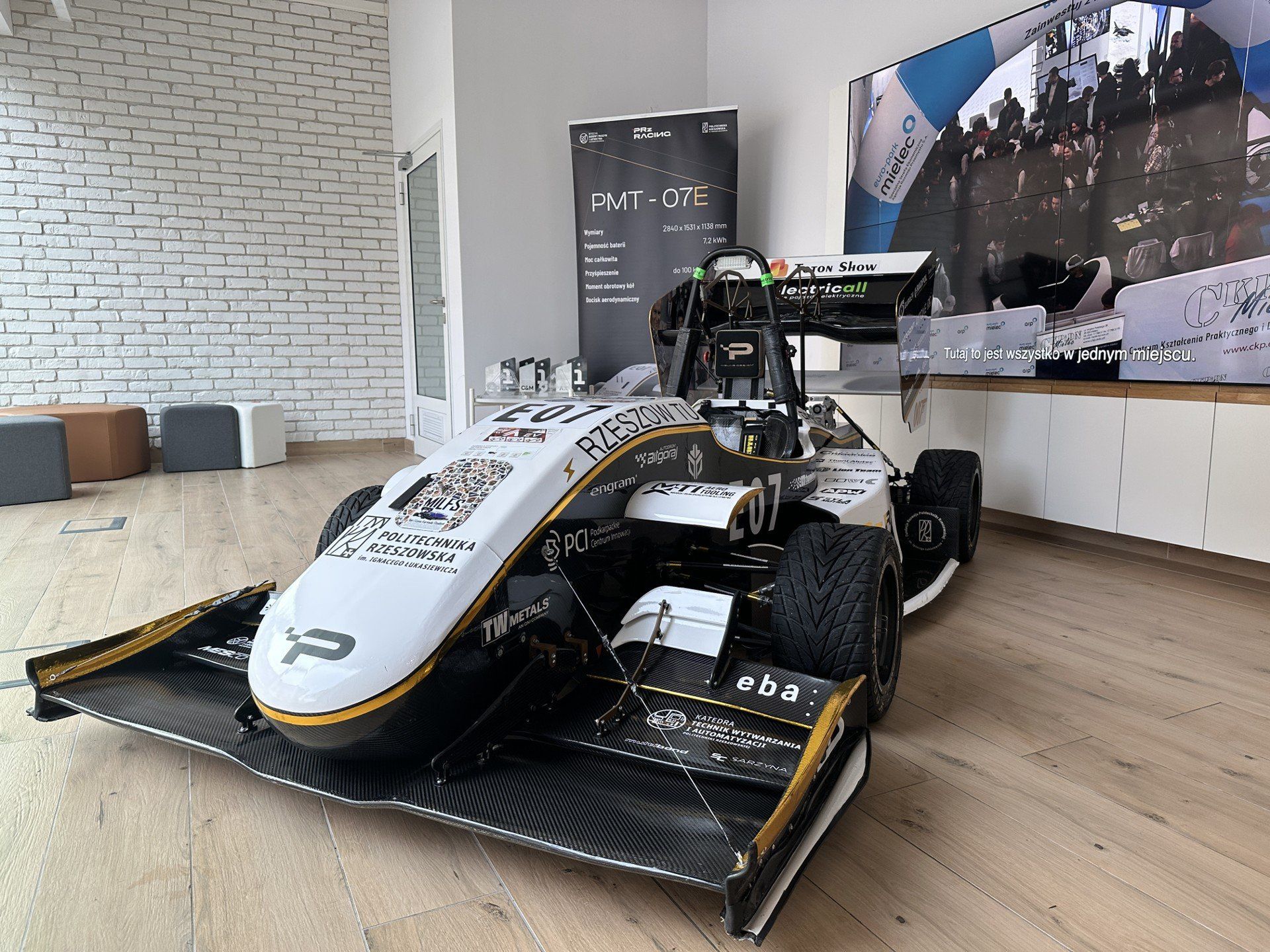 To pierwszy model z w pełni węglową konstrukcją nośną typu monokok, wzorowaną na rozwiązaniach stosowanych w Formule 1