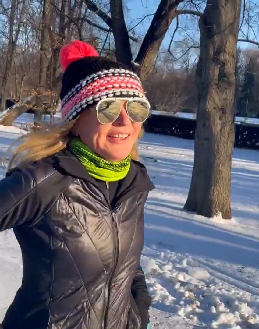 Monika Olejnik ćwiczy na mrozie