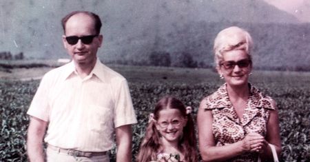 Ona stanowcza i narcystyczna, on nieobecny i przygnębiony. W domu Jaruzelskich było niewiele miejsca na córkę