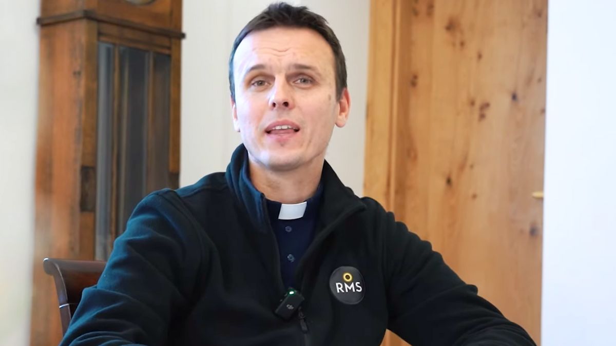 Ksiądz z osiedla organizuje Light Party