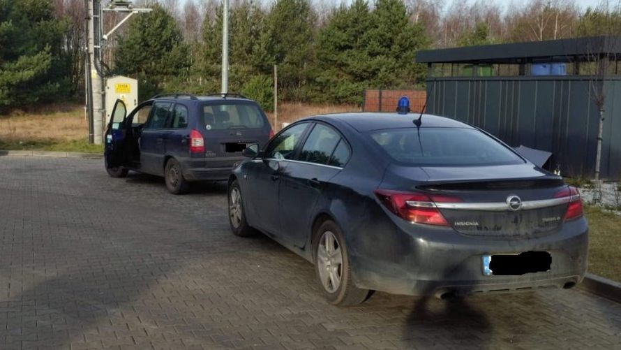 Wskutek uderzenia doszło do rozszczelnienia dystrybutora. Konieczna była interwencja straży pożarnej