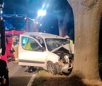 Śmiertelny wypadek. Samochód uderzył w drzewo