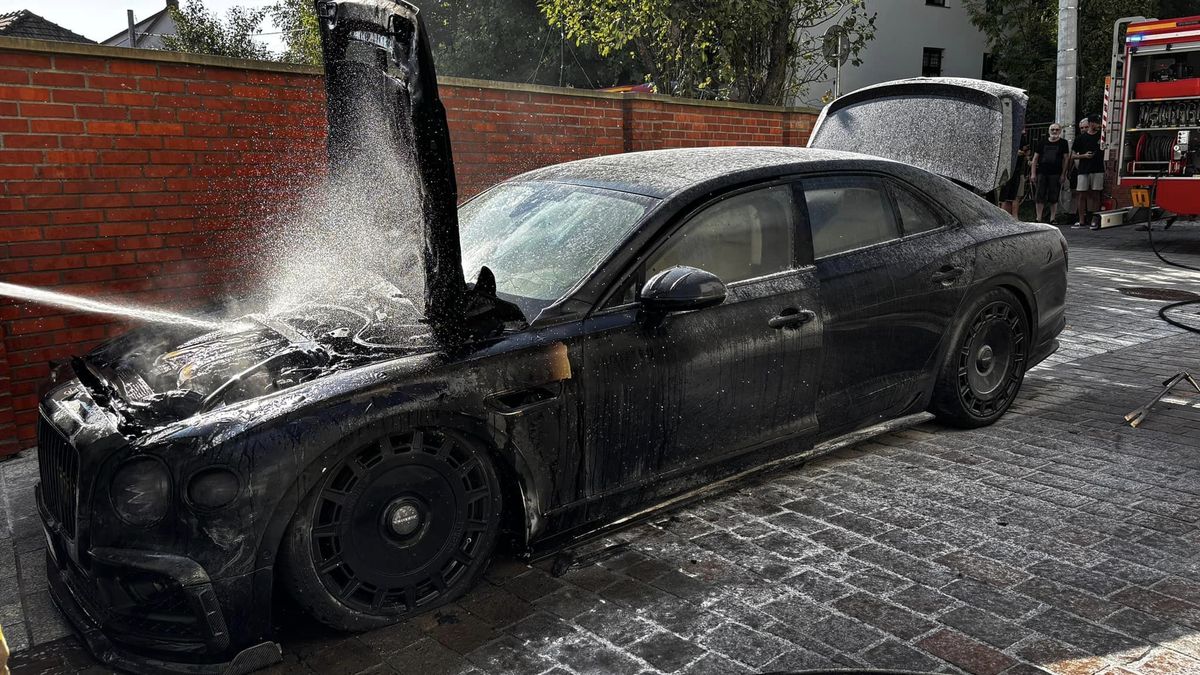 Strażacy opublikowali zdjęcia z akcji gaszenia Bentleya