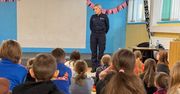Policjanci przed feriami uczą dzieci zimowego bezpieczeństwa