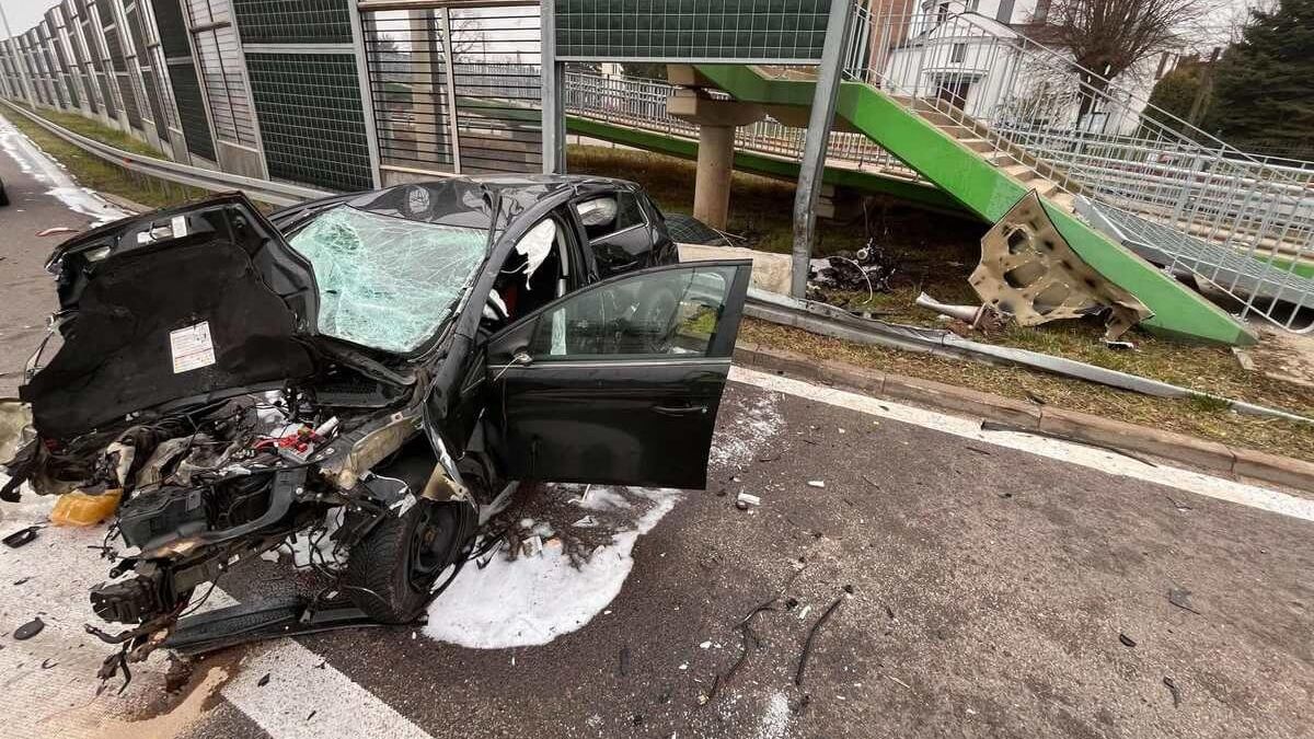 Silnik wypadł z fiata po uderzeniu w bariery na S12