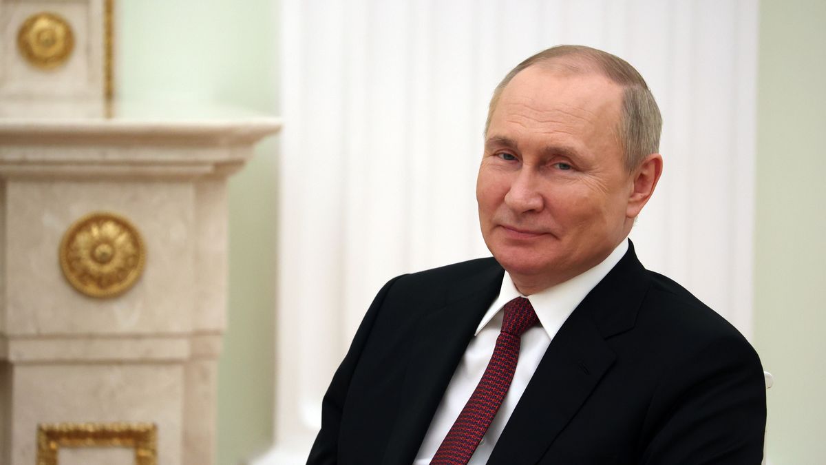 Russian President Vladimir Putin smiles during meeting with Kazakh President Kassym-Jomart Tokayev after the summit of the Collective Security Treaty Organization (CSTO) member states at the Kremlin in Moscow, Russia, 16 May 2022. Moscow is hosting the anniversary CSTO summit, timed to coincide with the 30th anniversary of the signing of the Collective Security Treaty and the 20th anniversary of the creation of the Organization, which includes Armenia, Belarus, Kazakhstan, Kyrgyzstan, Russia and Tajikistan. EPA/MIKHAEL KLIMENTYEV/SPUTNIK/KREMLIN POOL Dostawca: PAP/EPA.