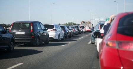 Stłuczka w Strzegomiu. Pasażer wyszedł z auta i uderzył kierowcę