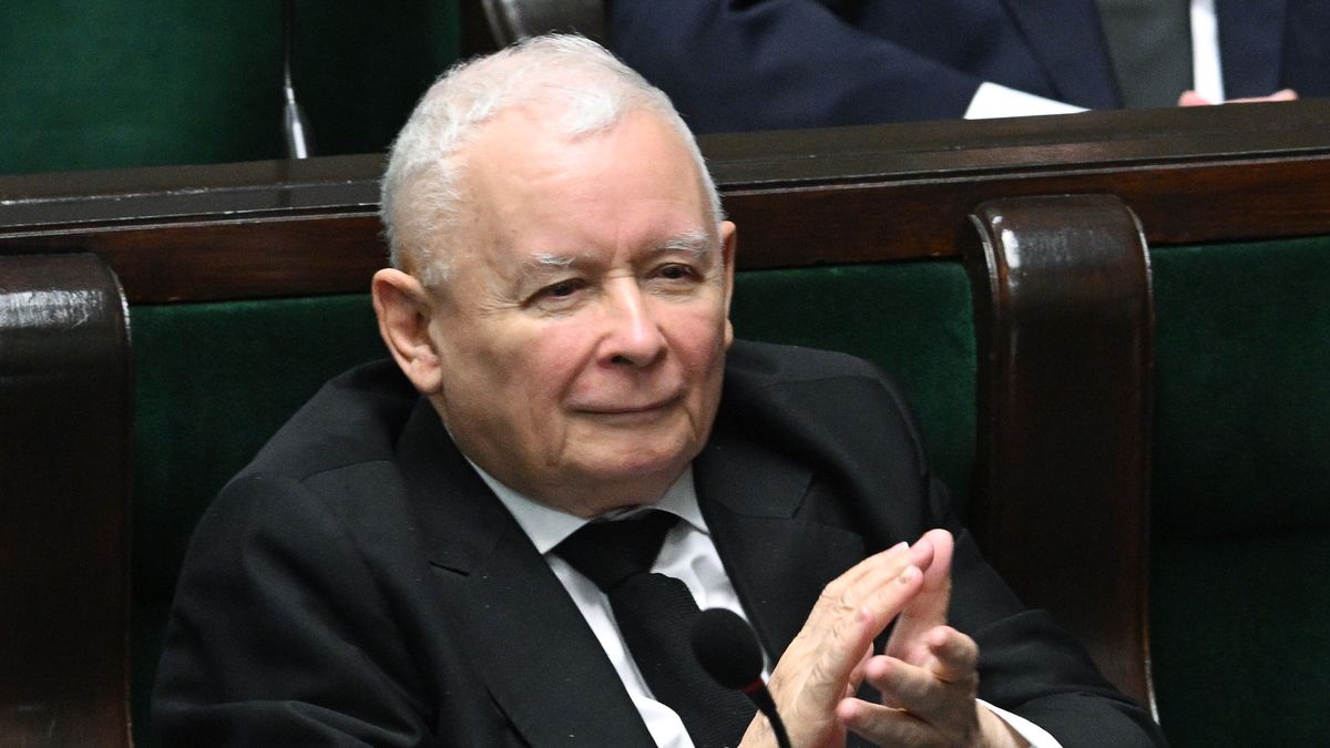 Warszawa, 05.11.2025. Prezes PiS Jarosław Kaczyński na sali plenarnej Sejmu w pierwszym dniu siedzenia niższej izby parlamentu, 5 bm. Posłowie m.in. przeprowadzą drugie czytanie rządowego projektu ustawy o szczególnych rozwiązaniach służących realizacji ustawy budżetowej na 2026 rok. (amb) PAP/Radek Pietruszka