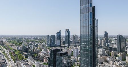 Szyba spadła z najwyższego budynku UE! Trzy samochody zniszczone w środku nocy w centrum Warszawy