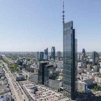 Szyba spadła z najwyższego budynku UE! Trzy samochody zniszczone w środku nocy w centrum Warszawy
