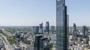 Szyba spadła z najwyższego budynku UE. Trzy samochody zniszczone w środku nocy w centrum Warszawy