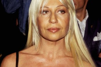 Pojawiła się na premierze "Diabła". Tak wygląda dziś Versace