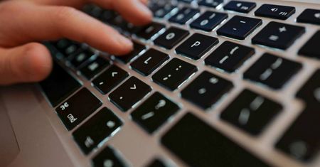 Dostał nagie zdjęcia i się odwdzięczył. Padł ofiarą internetowej szantażystki!