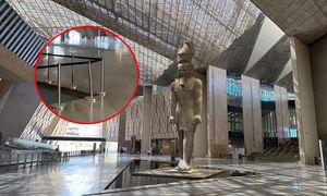 Zaskakujące sceny w Egipcie. W muzeum woda lała się strumieniami na głowy turystów