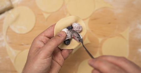 Owoce nie wypłyną z pierogów. Najprostszy patent działa najlepiej