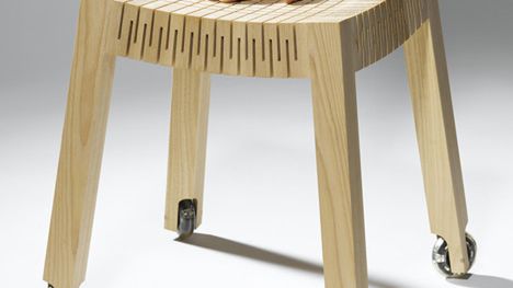 Elastyczne stołki z drewnianą sprężyną 1