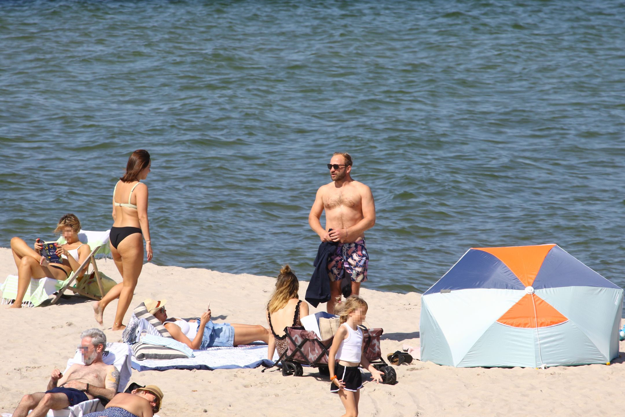 Borys Szyc na plaży z rodziną