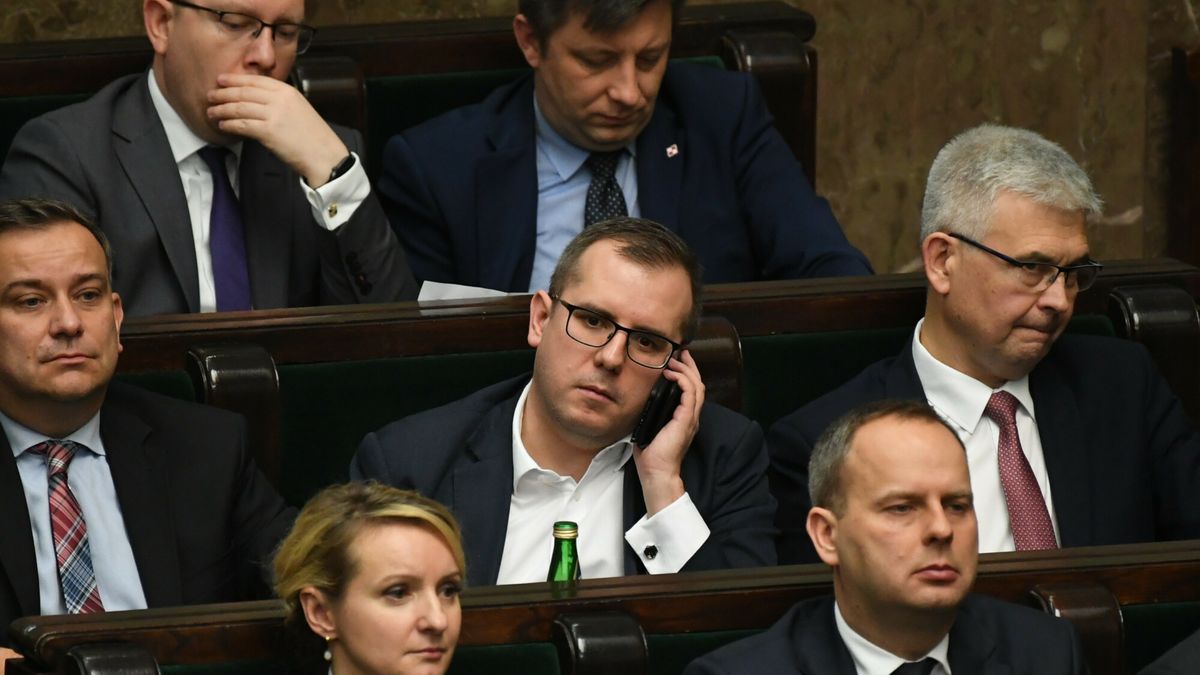 Poseł PiS spędził noc w izbie wytrzeźwień. Wcześniej leżał przy przystanku
