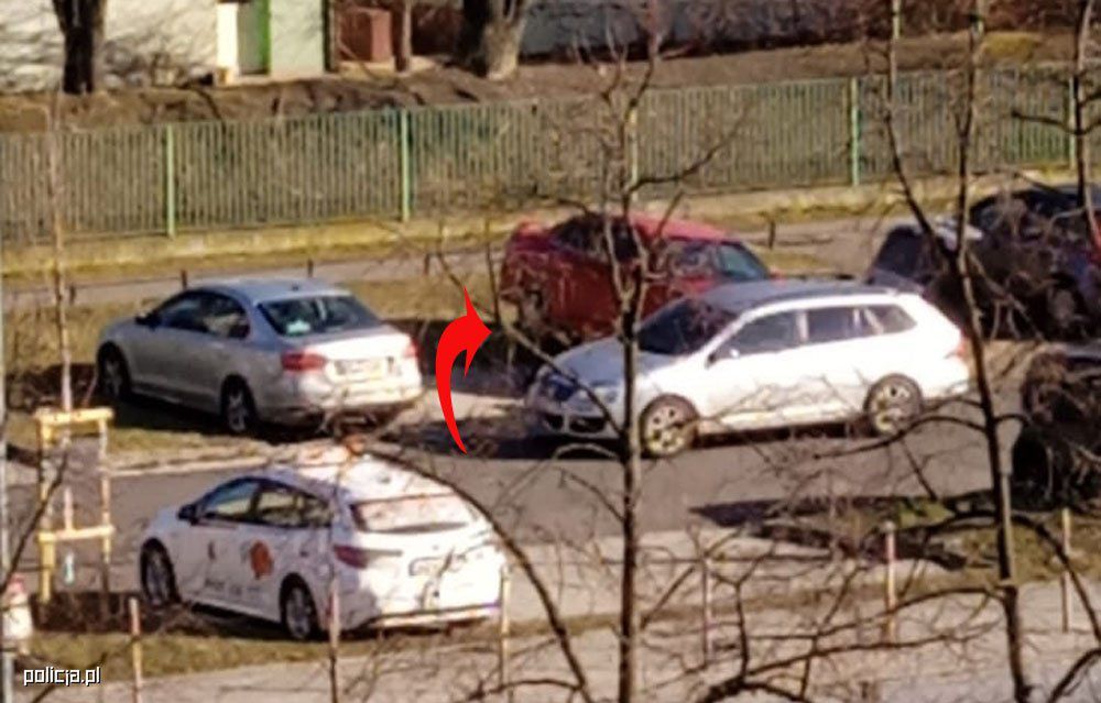 Sąsiad zobaczył podniesione auto i zadzwonił na policję. Biały dzień im nie przeszkadzał