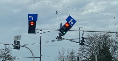 Kierowcy bądźcie ostrożni. Przekrzywiony przez wiatr sygnalizator