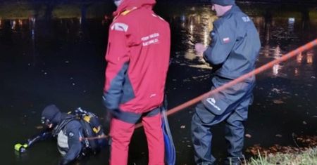 Na brzegu fosy leżała bielizna. Trwają poszukiwania