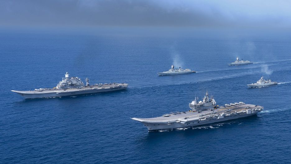 Vikramaditya i Vikrant wraz z okrętami z lotniskowcowych grup bojowych na Morzu Arabskim.