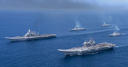 Giganty wypłynęły. Vikramaditya i Vikrant razem na morzu