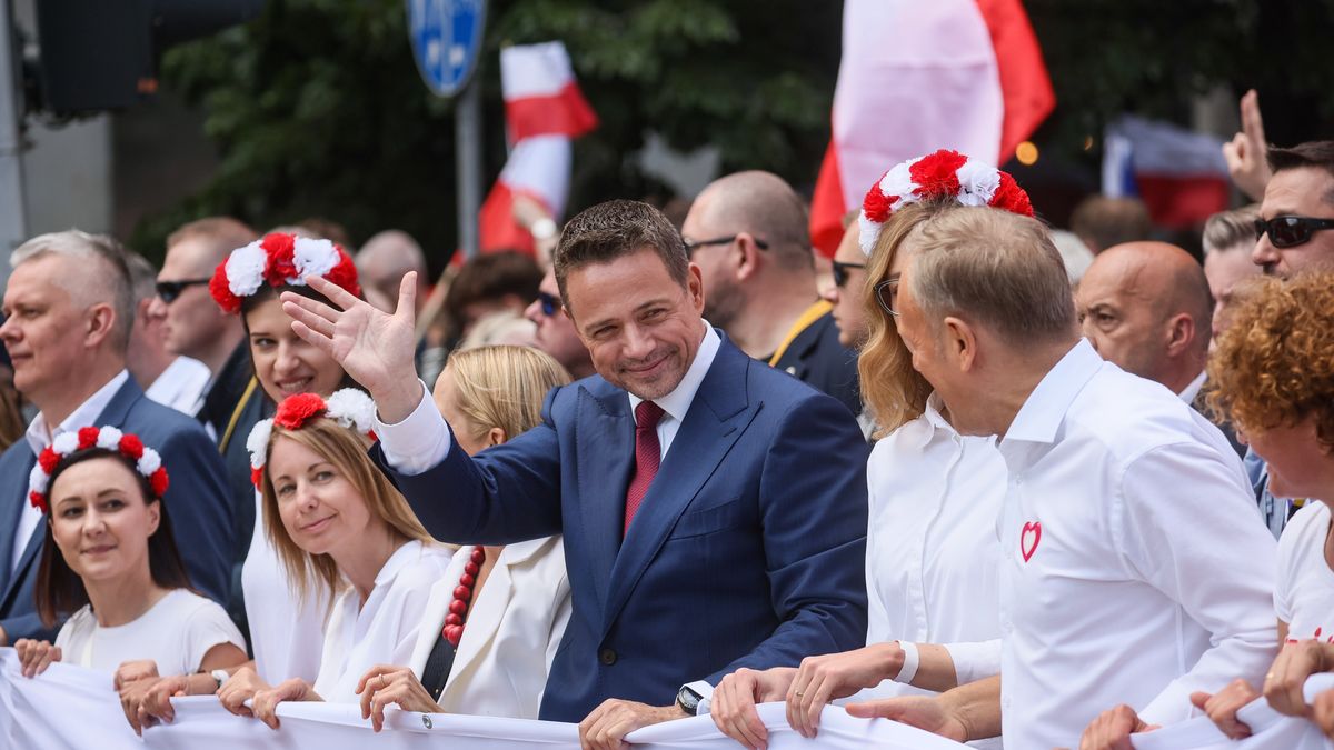 Warszawa, 25.05.2025. Wybory prezydenta RP - kampania przed II turą. "Wielki Marsz Patriotów" w Warszawie, 25 bm. zwolenników kandydata KO w II turze wyborów na fotel prezydenta RP Rafała Trzaskowskiego. Jego trasa wiedzie z placu Bankowego na plac Konstytucji. Uczestniczą: Rafał Trzaskowski (3P), Małgorzata Trzaskowska (4P), Donald Tusk (P). (amb) PAP/Leszek Szymański