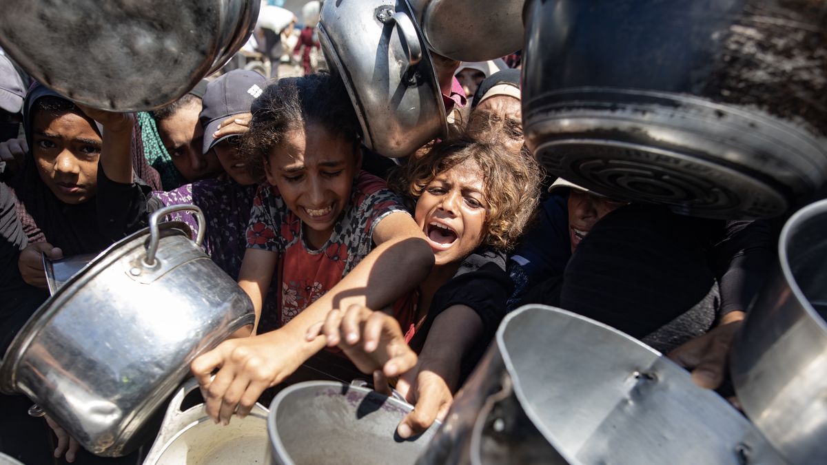 Palestyńczycy ustawiają się w kolejce, aby otrzymać posiłek z ku