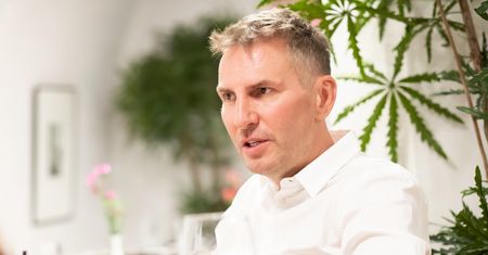 Lekarz gwiazd prywatnie nie nosi maseczki. "To żadna ochrona"
