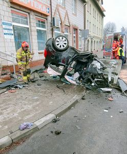 Wjechał w aptekę w Braniewie. Z pojazdu niewiele zostało