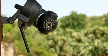 Monitoring na działce lub w domu. Co wolno nagrywać, a czego nie