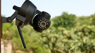 Monitoring na działce lub w domu. Co wolno nagrywać, a czego nie