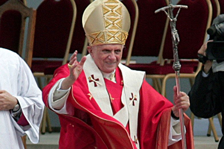 Benedykt XVI i Dziwisz razem. Tak teraz wygląda emerytowany papież