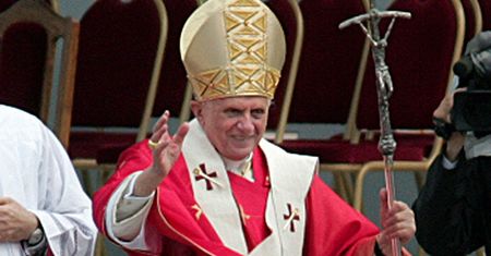 Benedykt XVI i Dziwisz razem. Tak teraz wygląda emerytowany papież
