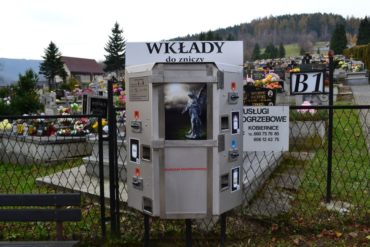 Polskie cmentarze się zmieniają. Automaty zamiast stoisk i solarne znicze 2