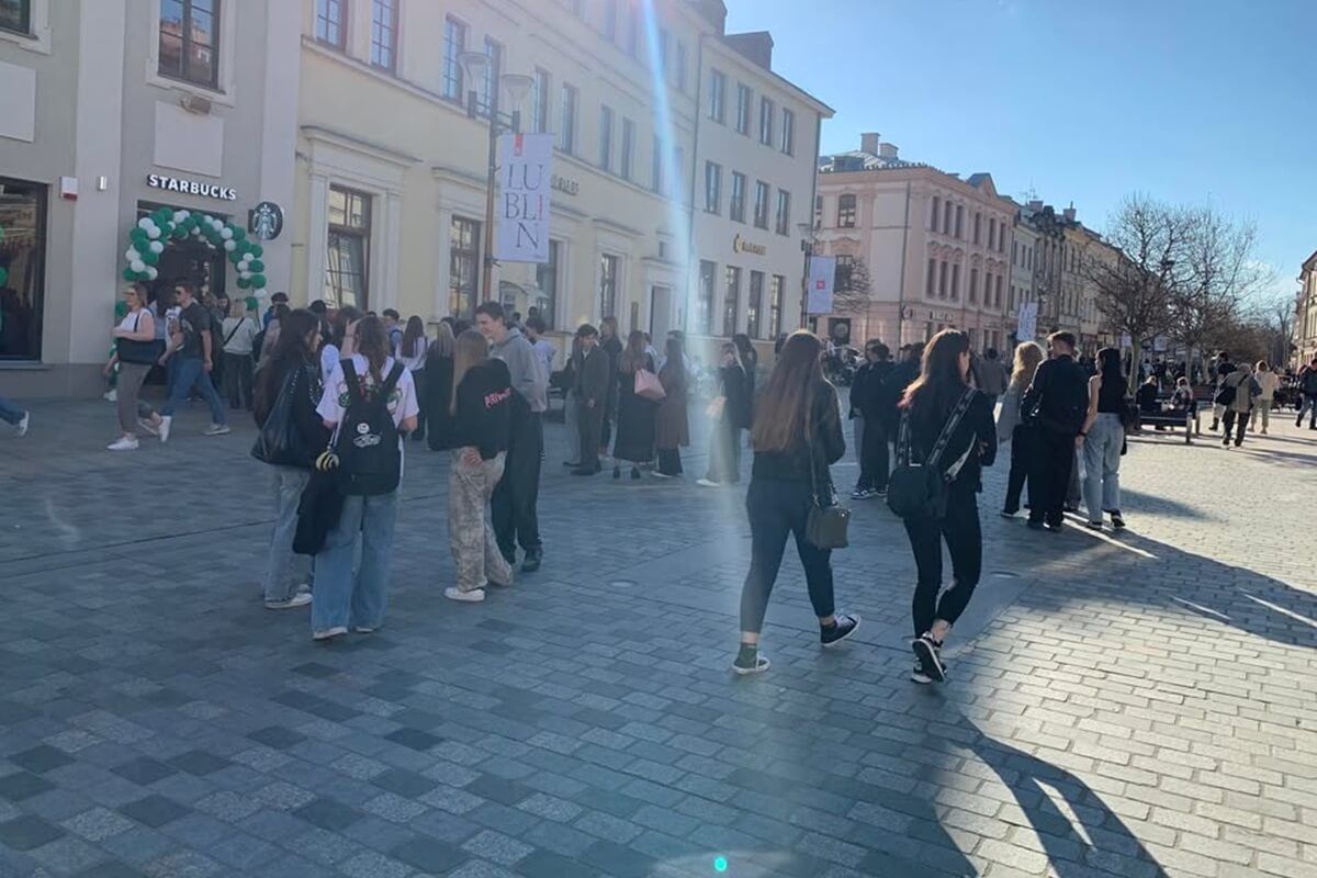 Kolejka do Starbucksa przy deptaku w Lublinie
