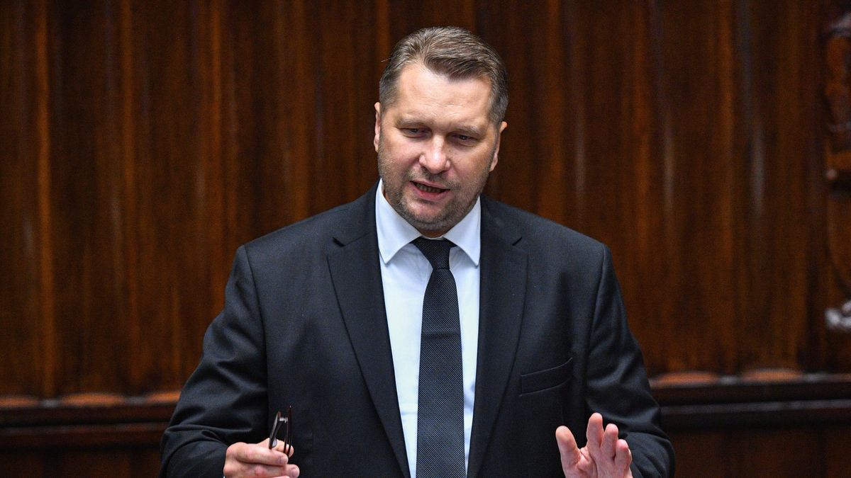 Warszawa, 28.07.2023. Minister edukacji i nauki Przemysław Czarnek na sali obrad Sejmu w Warszawie, 28 bm. Sejm zajmuje się m.in. sprawozdaniem Komisji o uchwale Senatu w sprawie ustawy o zmianie ustawy � Karta Nauczyciela. (jm) PAP/Radek Pietruszka