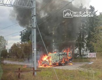 Warszawa: Pożar busa na ul. Szybkiej. Pojazd cały objęty ogniem