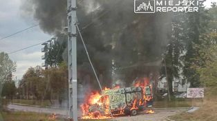 Warszawa: Pożar busa na ul. Szybkiej. Pojazd cały objęty ogniem