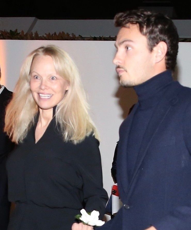 Pamela Anderson maszeruje na imprezę w towarzystwie syna